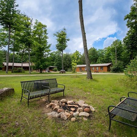 Madawaska Lodge-Cottage מראה חיצוני תמונה
